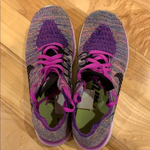 Women’s Nike Flyknit Sneakers - Picture 4 of 7